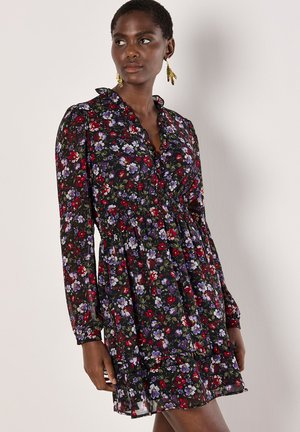 Schwarz-blumiges Kleid mit langen Ärmeln, Rüschekragen und gestuftem Rock, verziert mit roten, lila und grünen Mustern.