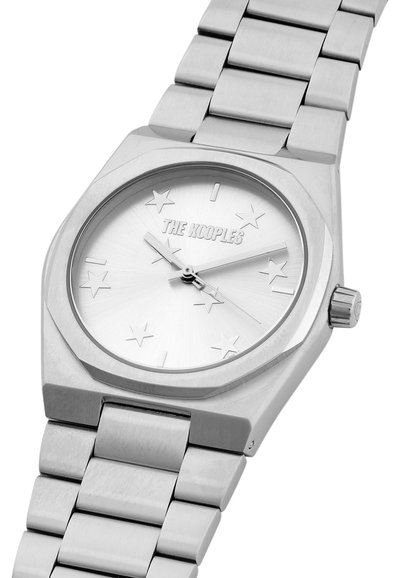 Reloj de metal plateado con una caja octagonal, esfera con patrón de estrella y pulsera articulada. Las características incluyen un diseño minimalista y una corona visible.