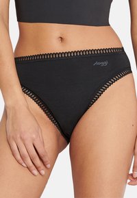 Zwarte katoenen slips met kantafwerking op de tailleband, met een logo aan de zijkant en een klassieke slipontwerp voor volledige bedekking.