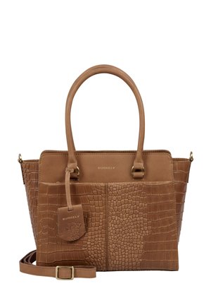 Sac à main en cuir marron avec un motif crocodile texturé, deux anses supérieures, des accessoires en or et une étiquette amovible avec un logo.