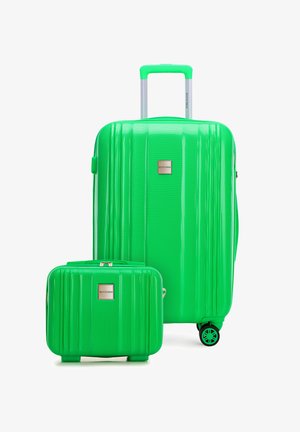 Deux valises rigides vert vif, une grande avec poignée télescopique et roulettes, une plus petite avec fermeture éclair, toutes deux texturées avec le logo de la marque.