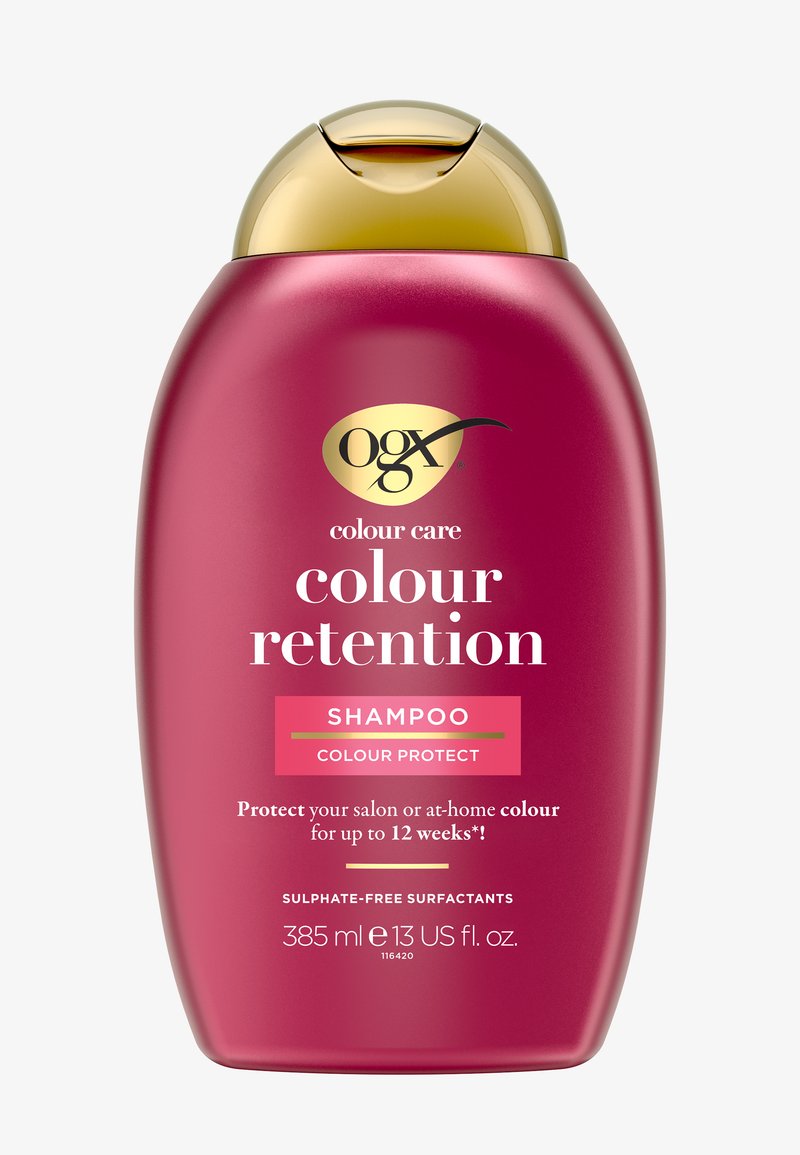 OGX Colour Retention Shampoo i en rosa sylinderformet flaske med et gullfarget lokk. Har hvit og rosa tekst. 385 ml størrelse, sulfatfri.