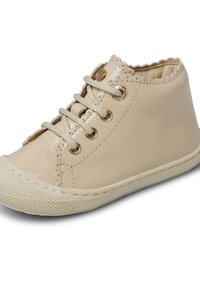Beige leren enkelboot met ronde neus, textuur oppervlak, golvende rand, gouden veternen en creme kleurige veters. Rubberzool met grip patroon.