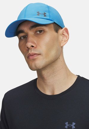 Lys blå cap lavet af letvægtsstof med en buet skygge, prydet med et sort logo på fronten. Båret med en mørk crew neck t-shirt.