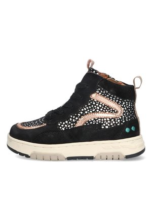 Zwarte suede hoge sneaker met metallic bronzen accenten, geperforeerde zijpanelen, textuur van de buitenzool en een ritssluiting aan de achterkant.