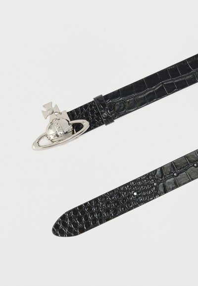Μαύρη ζώνη από δέρμα με ανάγλυφη υφή κροκοδείλου, με αγκράφα από ασημί σφαίρα και σταυρό, διακοσμημένη με καρφιά, σε λευκό φόντο.