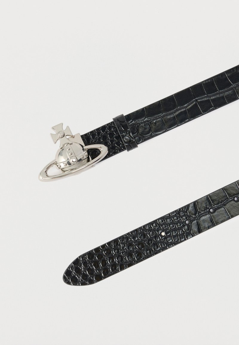 Cintura in pelle nera con goffratura coccodrillo, fibbia argentata con globo e croce, dettagli con borchie su sfondo bianco.