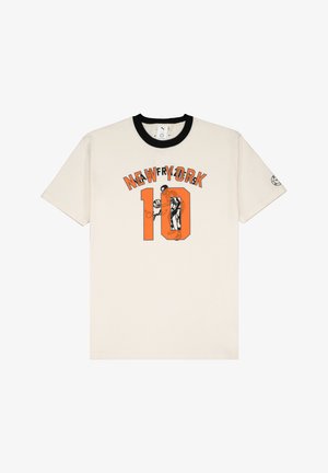 Cremfarbener T-Shirt mit kurzen Ärmeln und schwarzem Kragen. Mit orangenem "NEW YORK"-Druck und Spieler-Grafik mit "10" in Fettdruck. Aus weichem Baumwollmaterial.