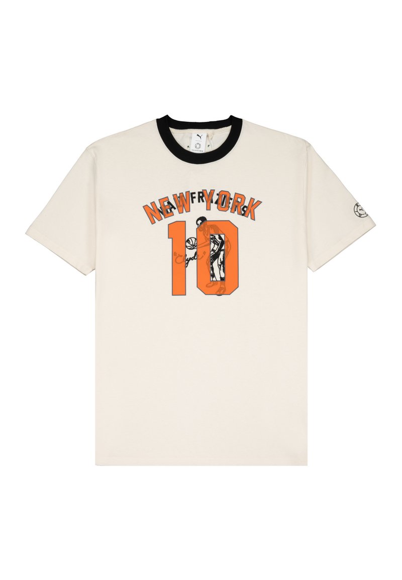 Krämfärgad t-shirt med kort ärm och svart krage. Har en orange "NEW YORK"-tryck och en spelargrafik med "10" i fet stil. Tillverkad av mjukt bomullsmaterial.
