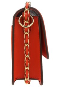 Červená syntetická kabelka s texturovaným povrchem, zlatými řetízkovými detaily a vysoce strukturovaným, obdélníkovým tvarem s kontrastním tmavým lemem.
