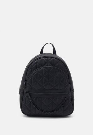 Sac à dos en cuir matelassé noir avec poche zippée à l'avant, détail chaîne et poignée supérieure sur un fond clair uni.