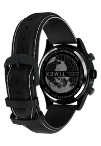 Cinturino in pelle nera con cuciture bianche, cassa in acciaio inossidabile e quadrante rotondo nero con design di un globo e testo del logo.
