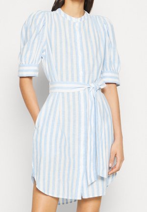 Lichtblauwe en witte gestreepte jurk met pofmouwen, knopen aan de voorkant en een getailleerde taille met ceintuur. Voorzien van zijzakken en een afgeronde zoom.