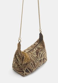 Vrečka rjave barve z biseri in cvetličnim vzorcem, z zlatimi poudarki in verižnim trakom. Ima zadrgo in teksturirano površino. Kompaktna in kotna zasnova.