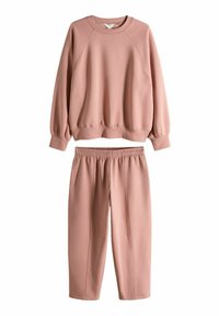 Hanorac roz și pantaloni jogging asortați, confecționați dintr-un material moale. Hanoracul are guler rotund și mâneci raglan; pantalonii jogging au talie elastică.