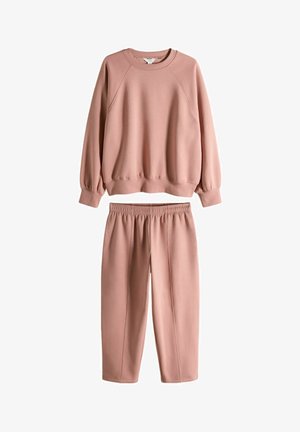 Hanorac roz și pantaloni jogging asortați, confecționați dintr-un material moale. Hanoracul are guler rotund și mâneci raglan; pantalonii jogging au talie elastică.