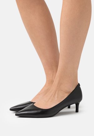 Talons en cuir noir avec un design à bout pointu, un petit talon et une texture lisse. La tige présente un détail en découpé arrondi.