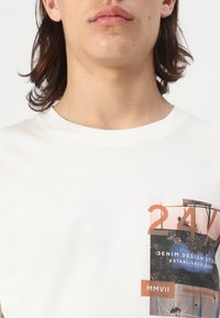 TOM TAILOR DENIM T-shirts med print - gardenia white