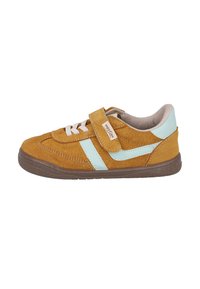 Zapatillas de ante marrón con detalles en azul claro, cordones blancos y una correa de velcro. Presentan una suela de goma y detalles de costura.