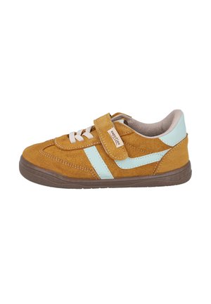Zapatillas de ante marrón con detalles en azul claro, cordones blancos y una correa de velcro. Presentan una suela de goma y detalles de costura.