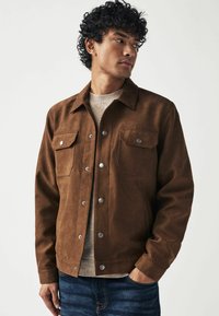 Next COLLARED TRUCKER - REGULAR FIT - Imitatieleren jas - brown