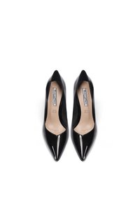 Scarpe con tacco alto in vernice nera, con un design a punta e una superficie liscia. Presentano una soletta nude con il marchio.