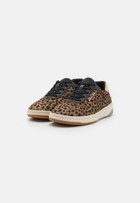 Leopardmønstrede sneakers med sorte accenter, snørebåndsdesign og beige sål. Teksturet overdel med blødt materiale og guldmærkning.