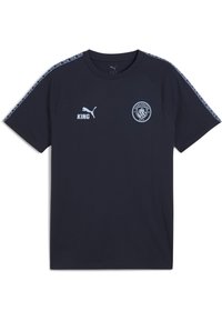 Marineblå PUMA t-shirt med korte ærmer, med et logo og "KING" i lyseblå, fremhævet af mønstret kant langs skuldrene.