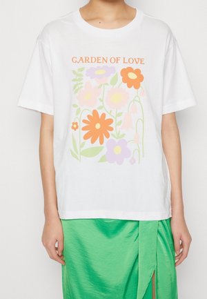 Weißes Baumwoll-T-Shirt mit kurzen Ärmeln, versehen mit einem bunten Blumenmuster in Orange, Rosa und Lila und dem Text "GARTEN DER LIEBE."