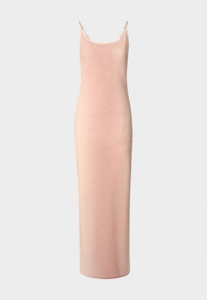 Robe longue et ajustée en tissu rose doux. Elle dispose de fines bretelles, d'un col en scoop et d'une texture lisse avec un léger éclat.