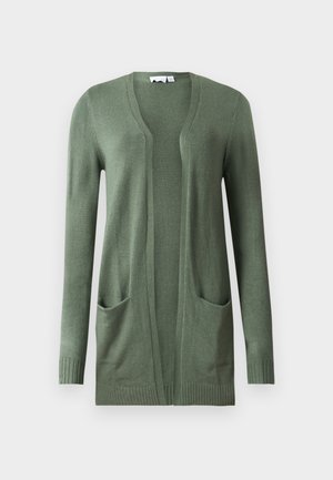 Cardigan à manches longues, à ouverture frontale en vert olive. Présente des poignets et un ourlet côtelés, deux poches avant et une texture en maille douce.