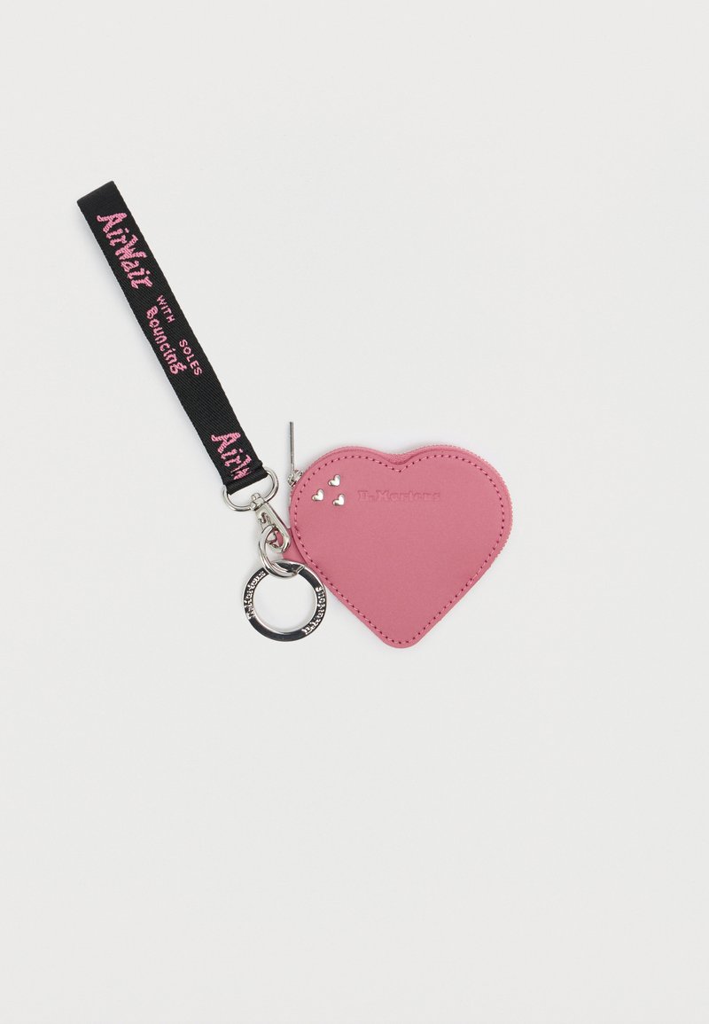 Ροζ δερμάτινο μπρελόκ σε σχήμα καρδιάς με μαύρο λουράκι με την επιγραφή «Airwalk», που διαθέτει τρία μικρά διακοσμητικά καρδιάς και μεταλλικό κρίκο για κλειδιά.