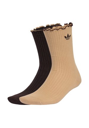 Par ribstrikkede crew-sokker i beige og mørkebrun med rynkede kanter og et lille sort Adidas-logo på den beige sok.