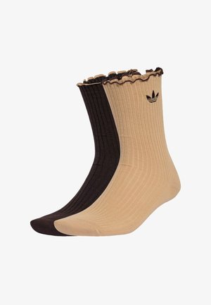Coppia di calzini a coste beige e marrone scuro con bordi arricciati e piccolo logo nero Adidas sul calzino beige.