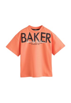Kortærmet koralorange t-shirt med stor sort tekst "BAKER" og mindre hvid og sort tekst nedenunder på fronten i midten.