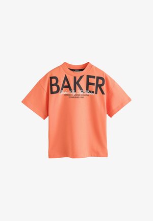 Kurzärmliges korallenoranges T-Shirt mit großem schwarzem Text "BAKER" und kleinerem weißem und schwarzem Text darunter in der vorderen Mitte.