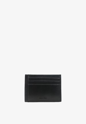 Portafoglio in pelle nera con più slot per carte, texture liscia e un leggero logo impresso sul fronte. Forma rettangolare compatta.