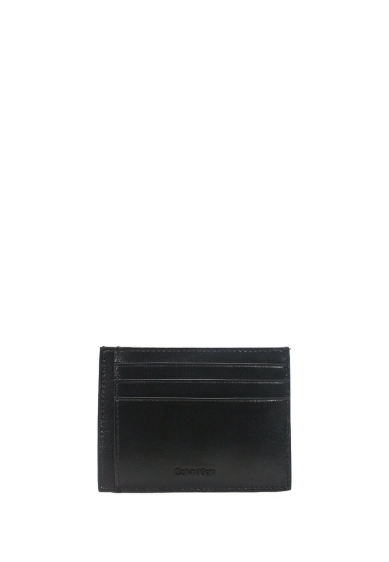 Portafoglio in pelle nera con più slot per carte, texture liscia e un leggero logo impresso sul fronte. Forma rettangolare compatta.
