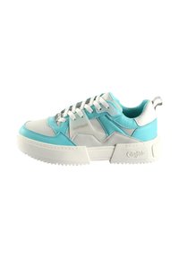 Baskets présentant un mélange de matériaux synthétiques bleu clair et gris. Semelle blanche épaisse avec des accents texturés et des détails de logo sur le côté.