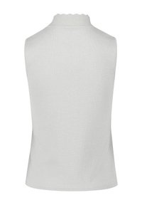 Pull sans manches à col haut en doux tricot blanc. Présente un col à bords festonnés et une texture lisse et uniforme sans motifs visibles.