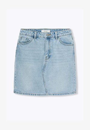 Jupe en denim bleu clair à coupe droite, avec deux poches latérales et une fermeture à boutons sur le devant. Fini avec des bords effilochés et un léger délavage.