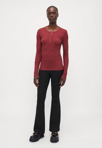ONLY Tall ONLLINEA O NECK BUTTON - Topper langermet - cabernet smelange