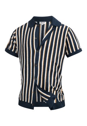 Kurzarm-Hemd mit Knopfleiste, vertikalen Streifen in Marineblau, Weiß und Senfgelb sowie marineblauem Kragen und Manschetten, vorne offen.