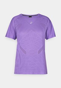 Camiseta deportiva morada hecha de tejido ligero. Presenta paneles de malla y un patrón geométrico. Mangas cortas y cuello redondo.
