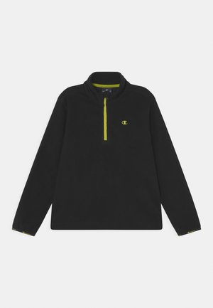 Sudadera negra de forro polar con cuello tipo embudo, media cremallera frontal y cremallera de color neón amarillo contrastante. Presenta un logotipo en el pecho y los puños.