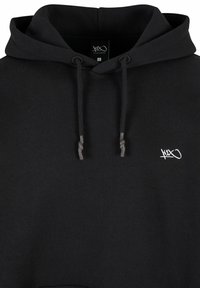 Felpa nera con cappuccio realizzata in tessuto misto cotone. Presenta una tasca frontale, lacci con dettagli a contrasto e un piccolo logo ricamato sul petto.