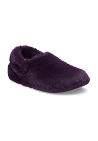 Zapatillas de casa moradas y esponjosas con un exterior suave y aterciopelado, cuello redondeado y punta redonda. Suela plana para uso en interiores.