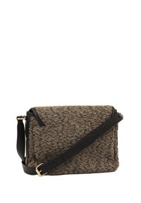 Bolsa de tela marrón texturizada con detalles y correa de cuero negro, con forma rectangular y un detalle de hebilla dorada.