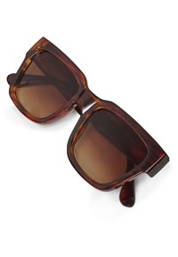 Braune Schildkrötenmuster-Sonnenbrille mit quadratischen Gläsern. Verfügt über dunkel getönte Gläser, dicke Rahmen und schlanke Bügel.
