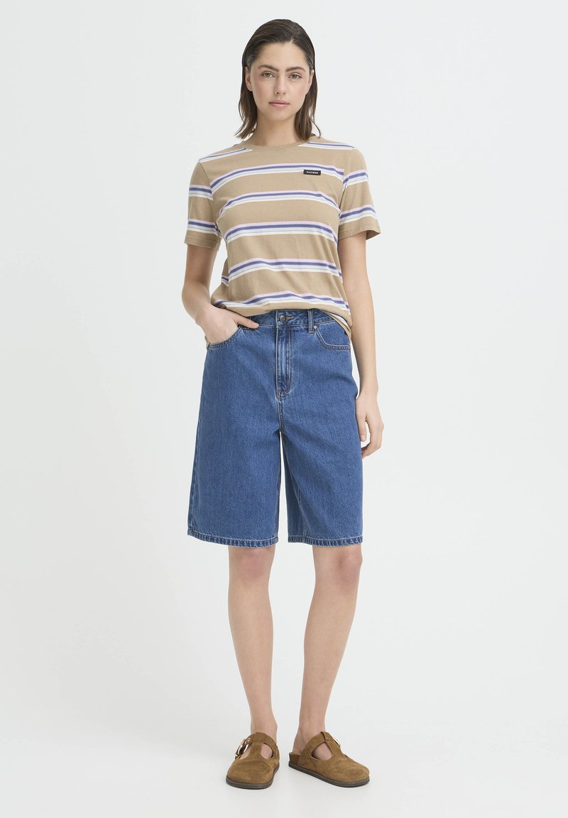 T-shirt beige à rayures, en coton, manches courtes, associé à un short en jean bleu jusqu'aux genoux avec une coupe classique et des coutures discrètes.